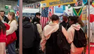 Pour aider les lycéens à s'orienter après leur baccalauréat, des centaines de stands sont présents au salon de l'Étudiant, à Paris.