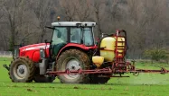 La flambée des prix des tracteurs oblige les agriculteurs à s'endetter
