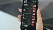 La guerre commerciale lancée par Trump pourrait faire grimper les prix de l’iPhone de 25 %, affectant ainsi les bénéfices des géants de la Tech. Apple envisage de déplacer sa production en Inde pour réduire l’impact des droits de douane, mais les coûts pourraient quand même augmenter pour les consommateurs.