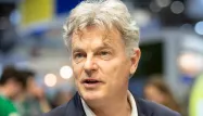 Propos sur le libre-échange : Bernard Arnault est «vendu aux Américains», tacle Roussel (PCF)
