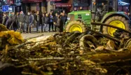 «Stop aux contrôles» : des agriculteurs bloquent un lycée agricole de Montauban.