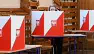 Les Polonais ont commencé à voter dimanche au premier tour de la présidentielle, un scrutin qui s'annonce décisif pour l'avenir du gouvernement pro-européen actuel.