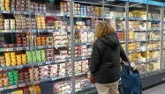 Supermarchés : sept associations accusent les grandes surfaces de «brader» la santé des consommateurs