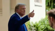 trump pouce
