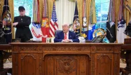 Dans le Bureau ovale, Donald Trump et Elon Musk plaisantent sur une vidéo du couple Macron