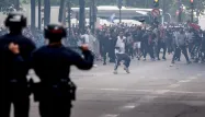 À Paris intramuros, les policiers ont interpellé 491 personnes et la moitié a été relâchée après un simple contrôle d'identité.