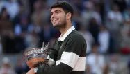 Roland-Garros 2025 : Carlos Alcaraz renverse Jannik Sinner dans la finale la plus longue de l'histoire du tournoi et conserve son titre