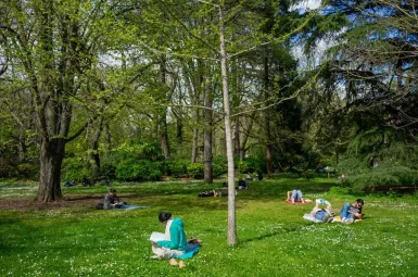 Le début du printemps est marqué par l'équinoxe de printemps, un moment où le jour et la nuit ont une durée à peu près égale partout sur Terre.