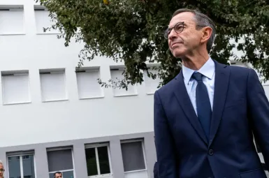 Le favori Bruno Retailleau a très largement remporté dimanche la course à la présidence des Républicains face à son rival Laurent Wauquiez.