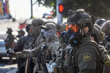 La Maison Blanche a annoncé samedi le déploiement de 2.000 membres de la Garde nationale en Californie, dans un contexte d'émeutes anti-expulsions à Los Angeles.