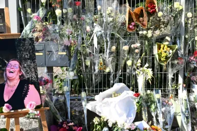 Le cortège de 1.500 personnes, selon la gendarmerie, s'est ébranlé dans un silence absolu alors que les cloches sonnaient 18H00, derrière deux banderoles tenues par des proches, souvent en larmes.