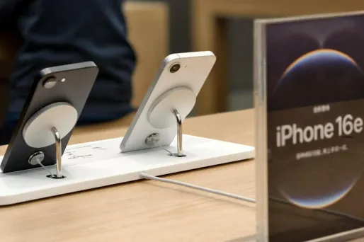 Le smartphone fait de la résistance face aux objets connectés